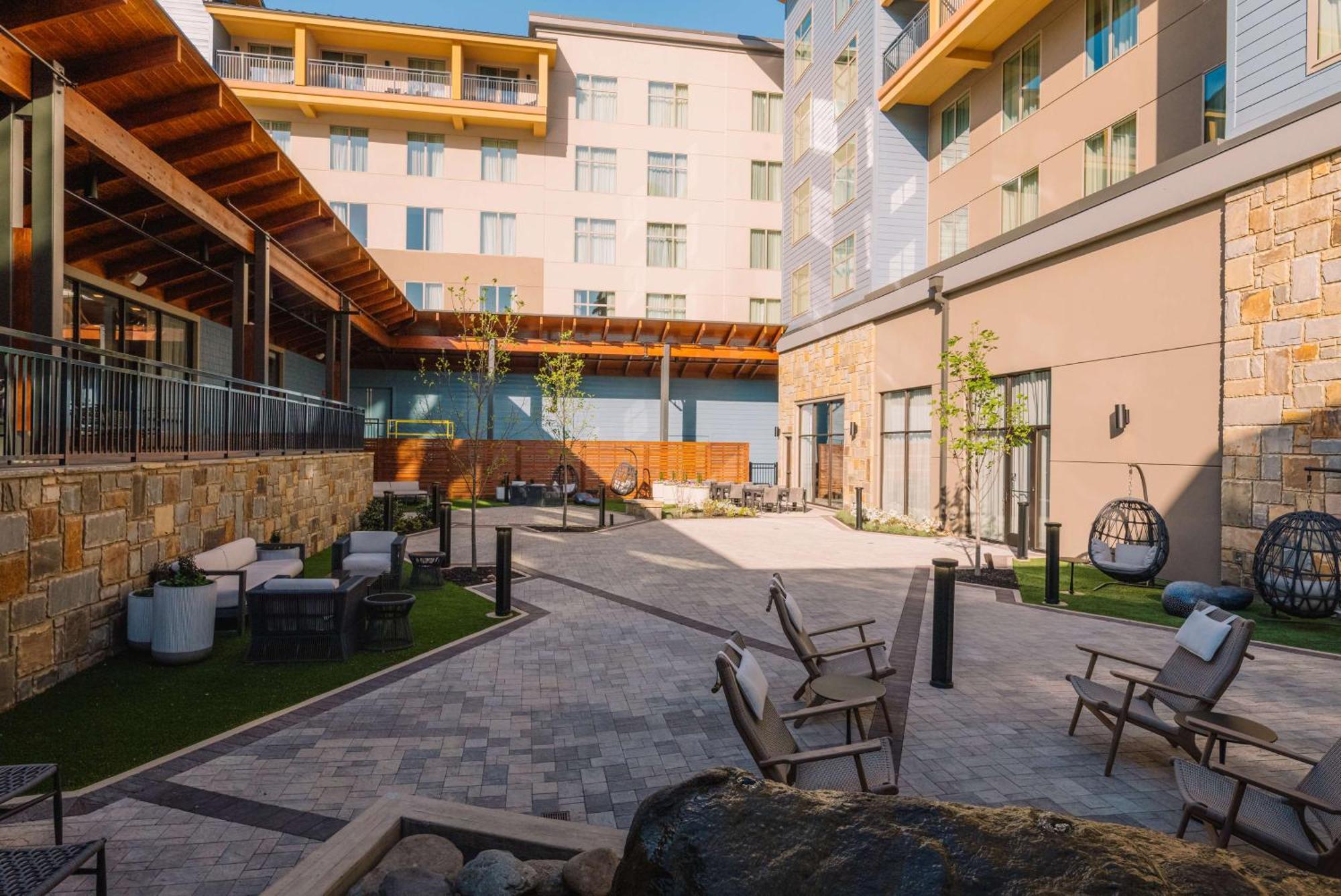 Embassy Suites By Hilton Gatlinburg Resort Exteriör bild