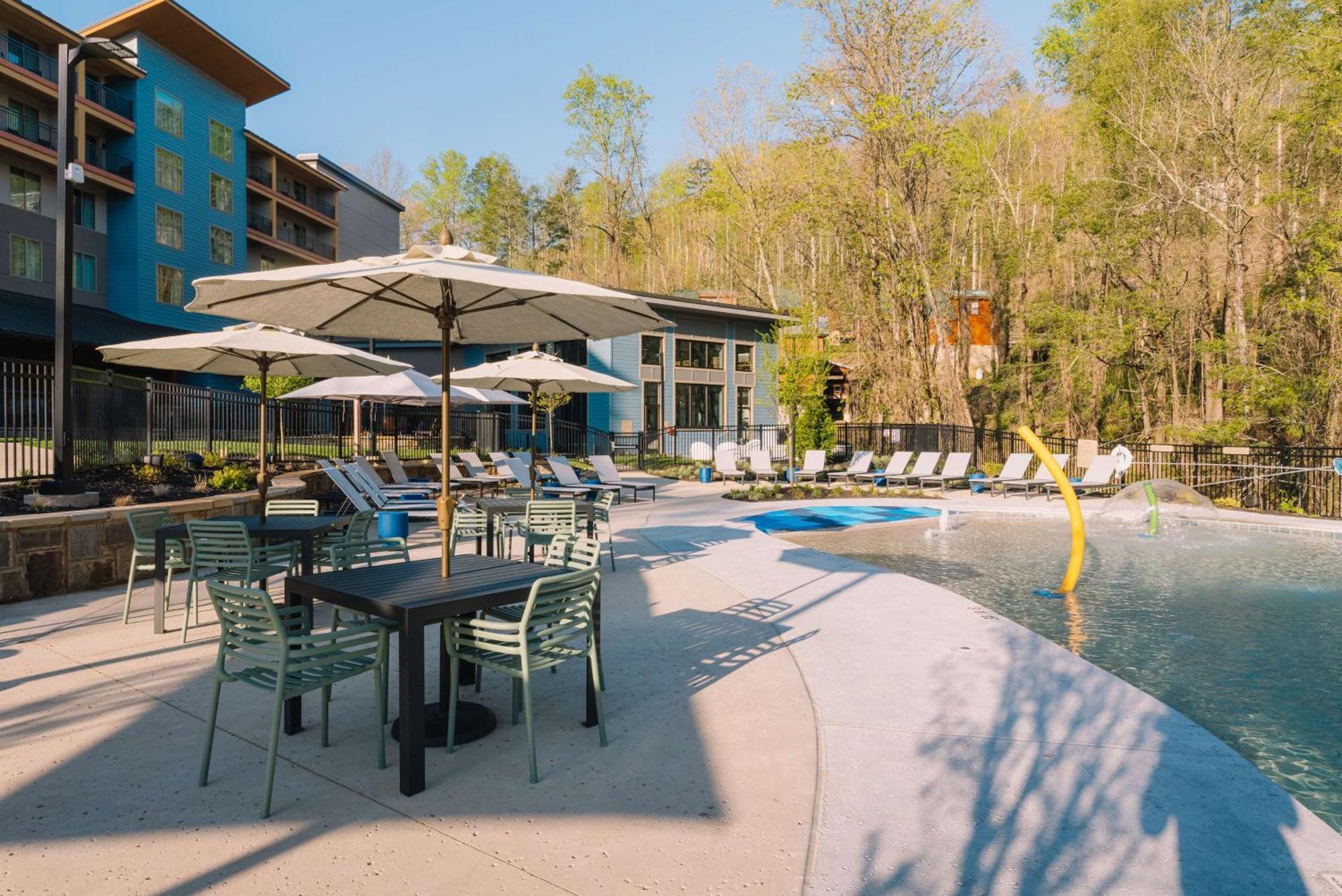 Embassy Suites By Hilton Gatlinburg Resort Exteriör bild